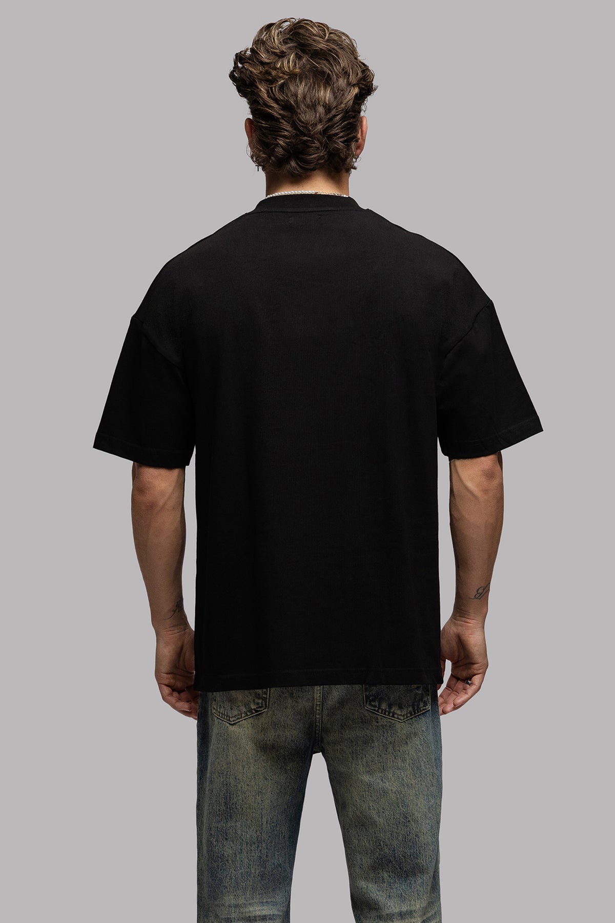 SIGNATURE T-SHIRT IN NIGHT BLACK