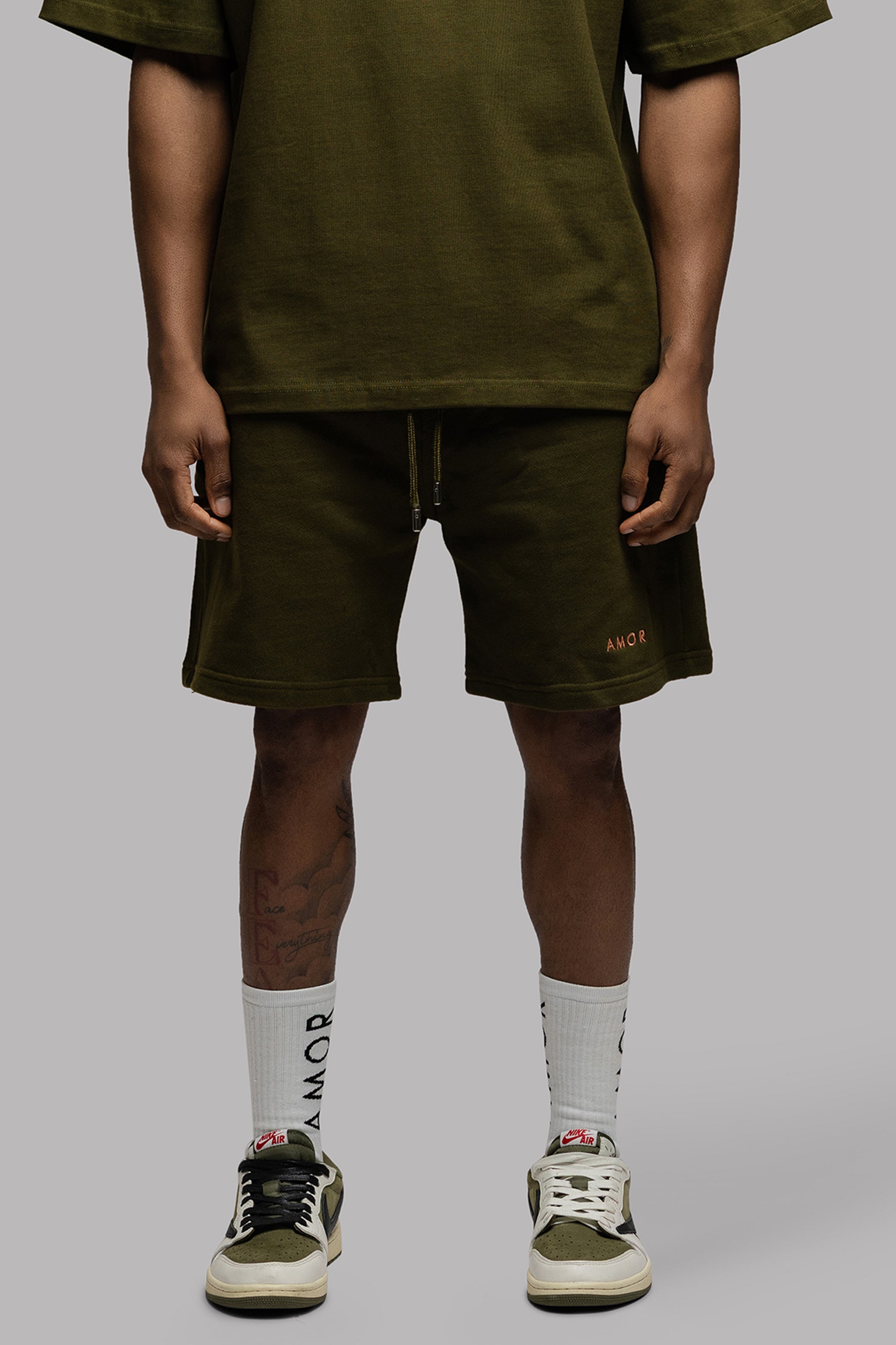 AMOR SHORT IN OLIVE GREEN