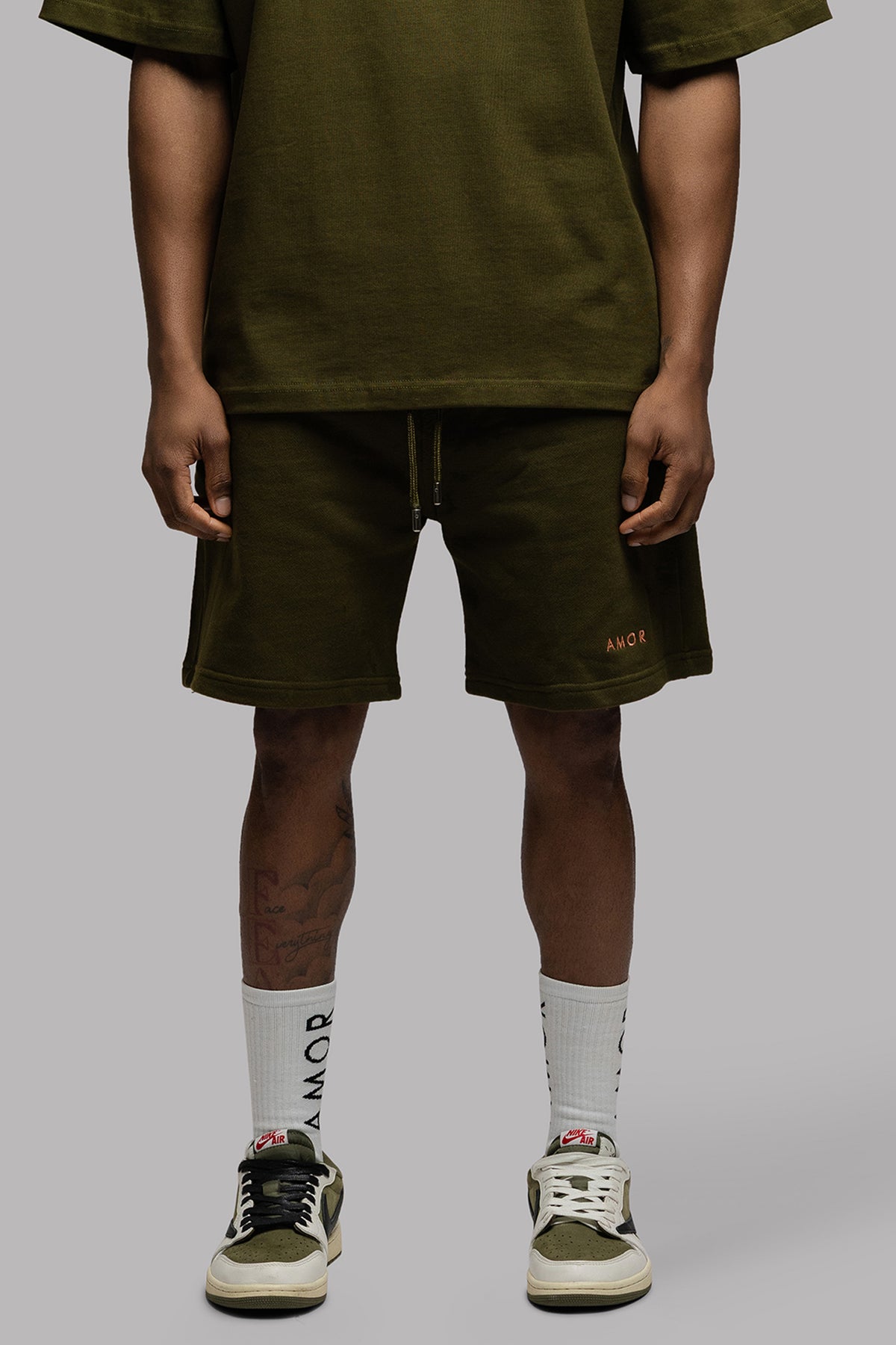 AMOR SHORT IN OLIVE GREEN