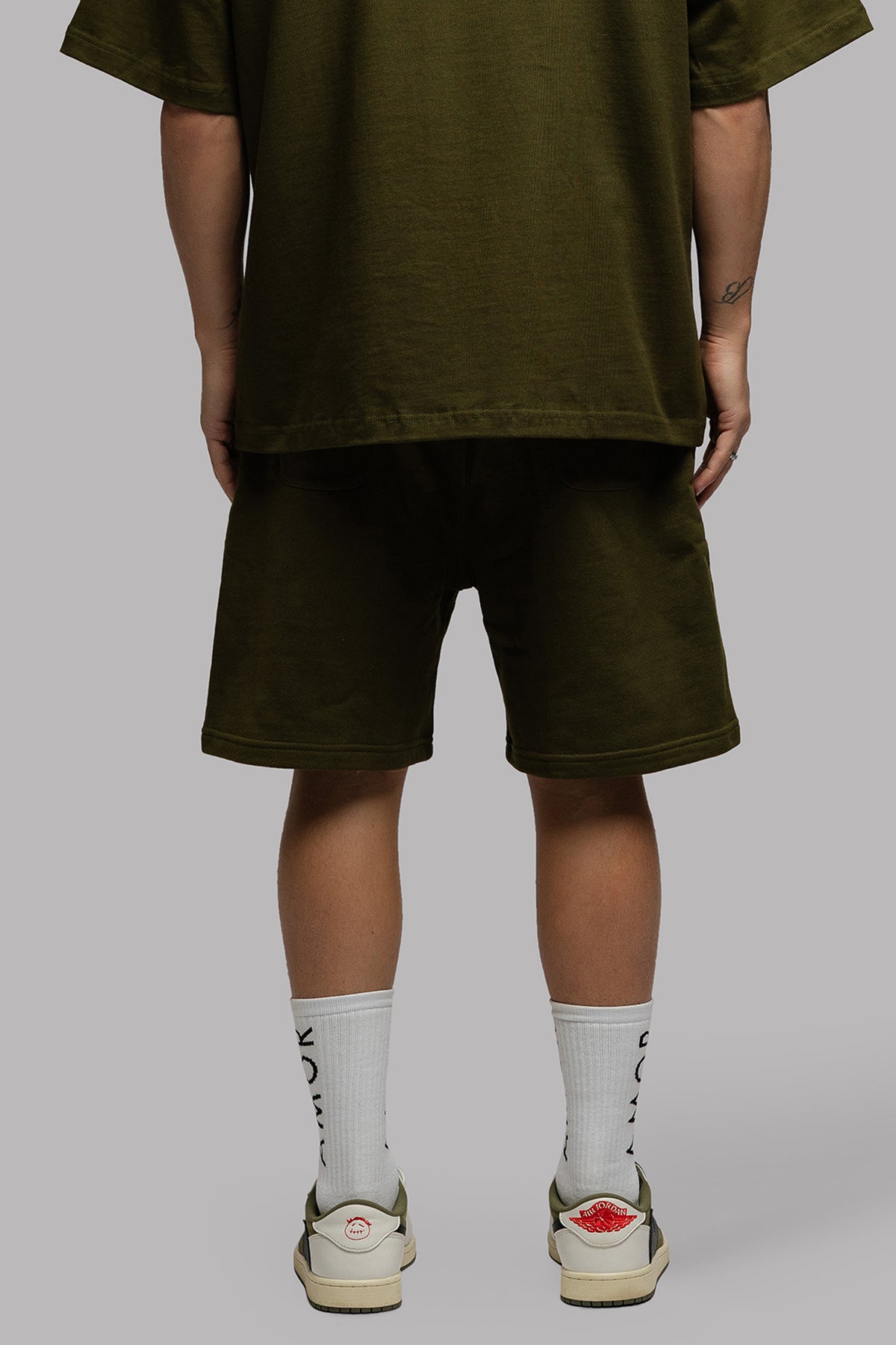 AMOR SHORT IN OLIVE GREEN