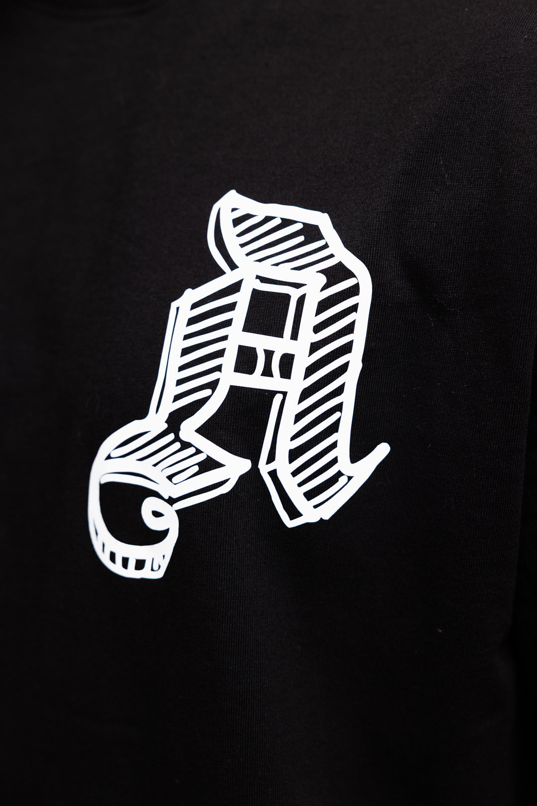 SIGNATURE T-SHIRT IN NIGHT BLACK