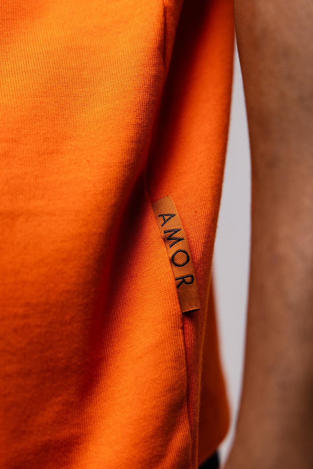 AMOR CLUB T-SHIRT IN ORANGE