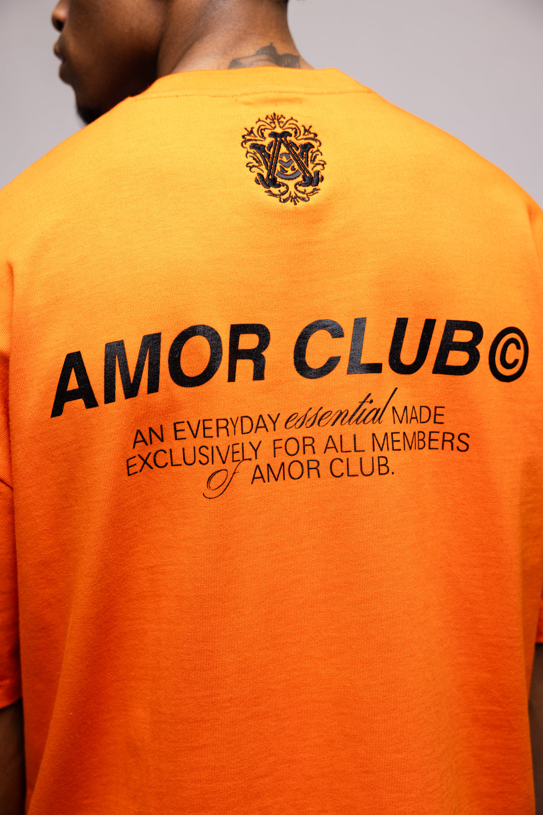 AMOR CLUB T-SHIRT IN ORANGE