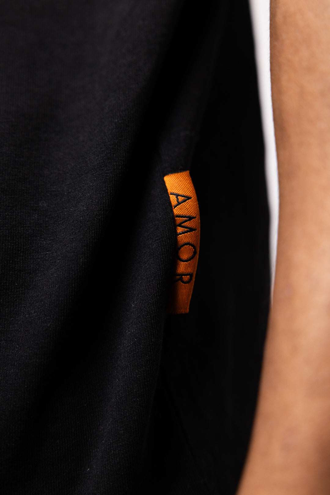 AMOR CLUB T-SHIRT IN BLACK