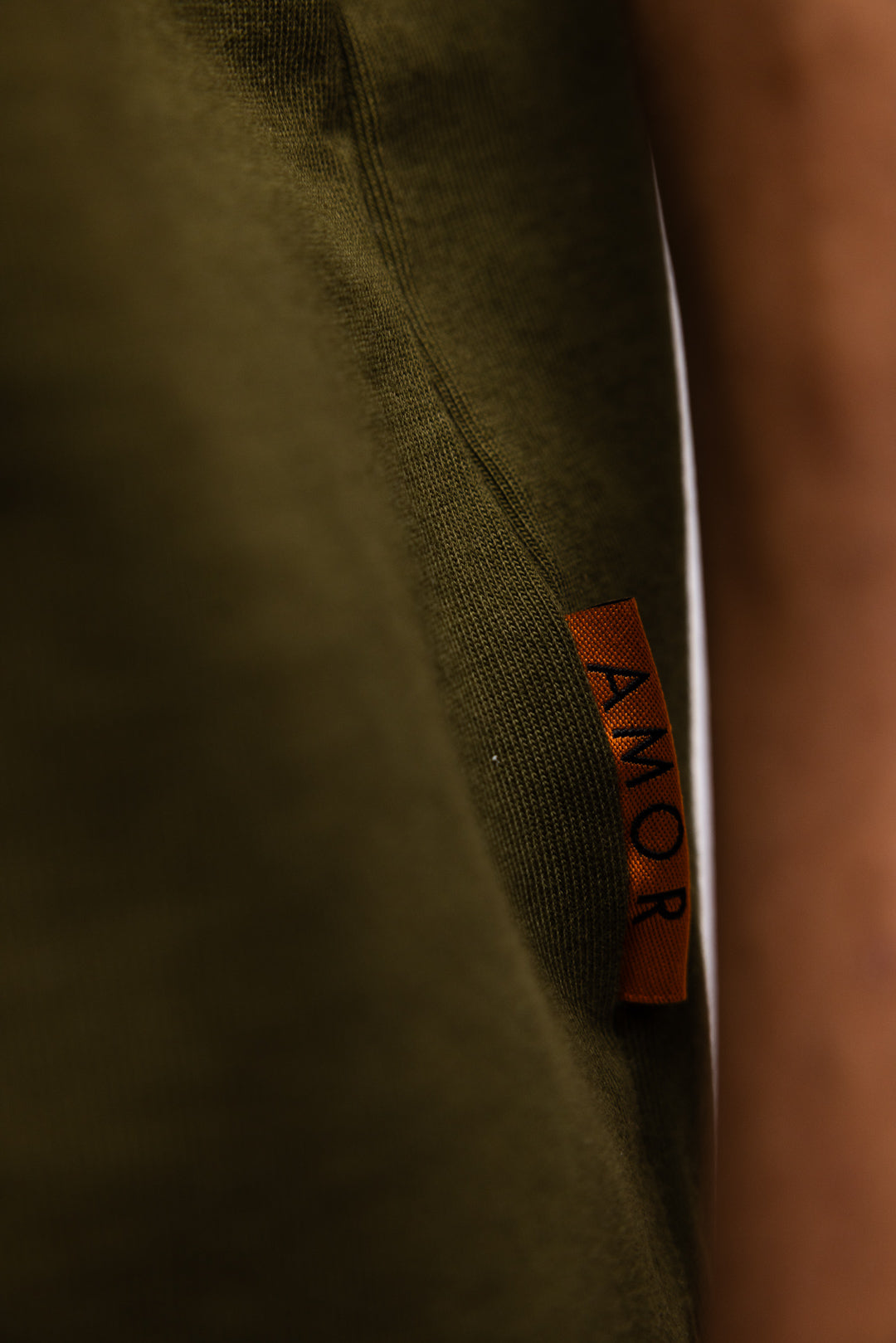 AMOR TEE IN ARMY GREEN