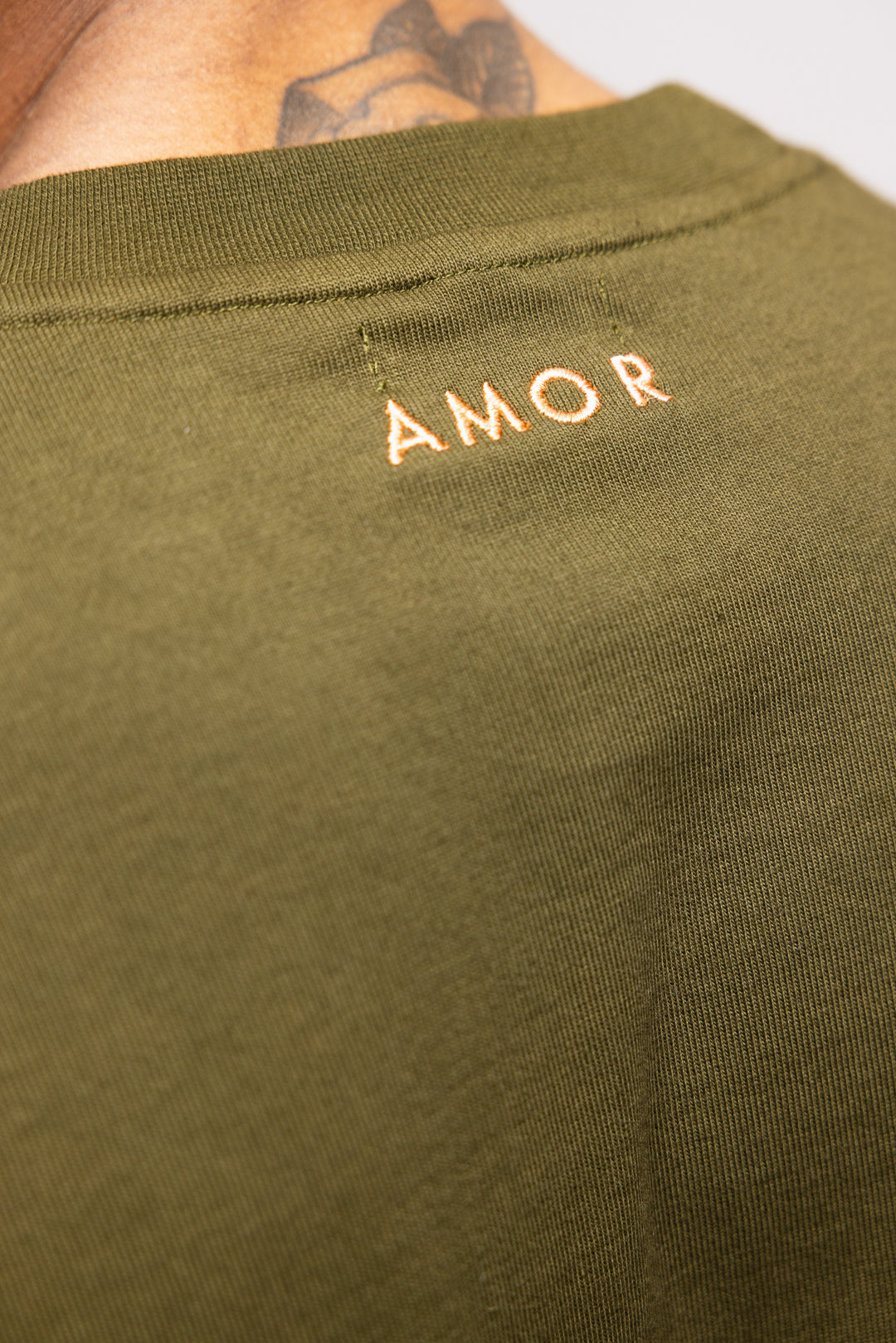 AMOR TEE IN ARMY GREEN